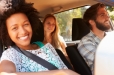 Groupe de jeunes dans une voiture en autopartage Citiz